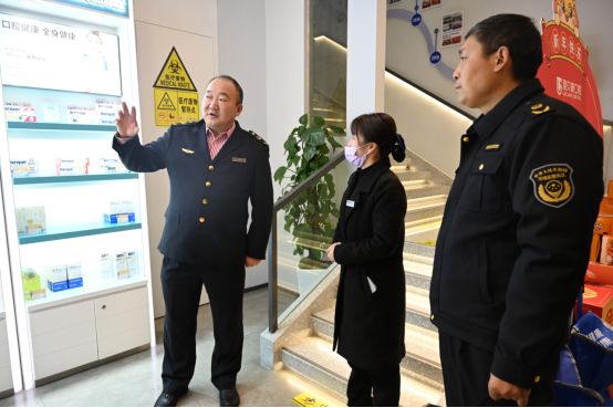 年关守护 我们在行动——市市场监管综合行政执法支队开展重点领域广告整治行动_邵阳头条网